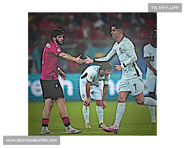 克瓦拉茨赫利亚与登贝莱训练中默契配合引关注